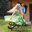 Zöld PÖRGŐS ruha kalotaszegi motívummal, kék csipkével