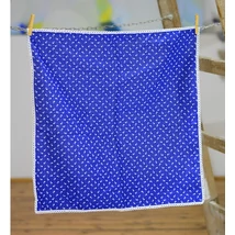 Tulipános kékfestő mintájú terítő csipke díszítéssel