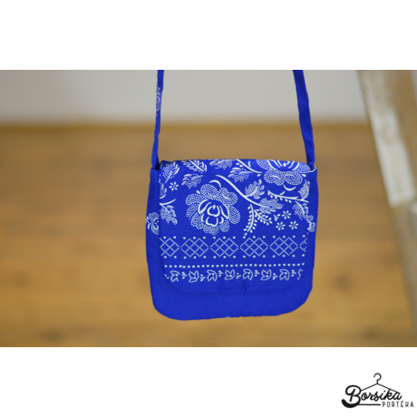 Középkék színű, bordűrös kékfestő mintájú táska